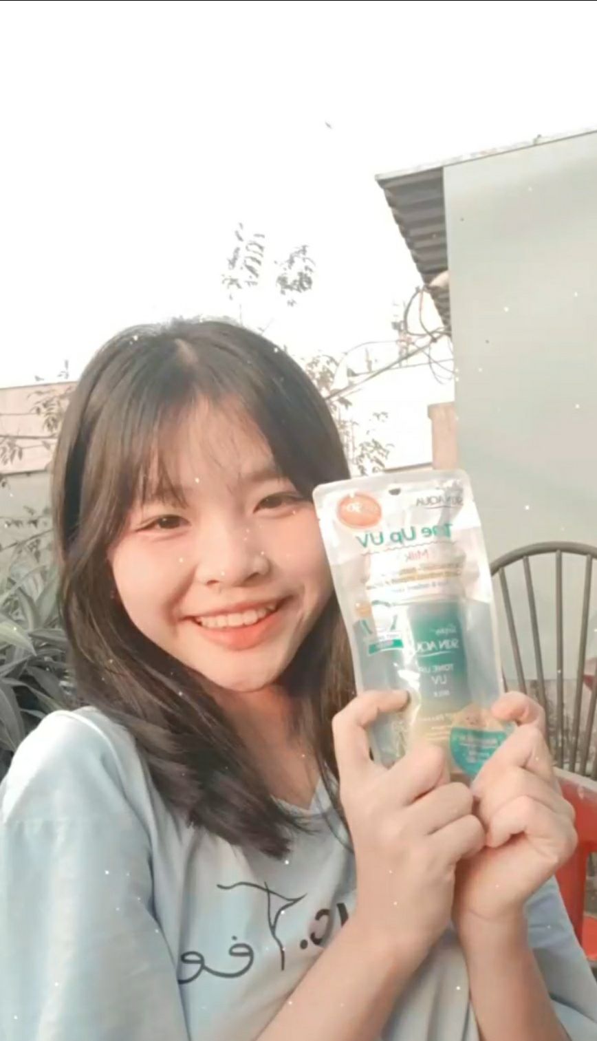 Sài thik cực lun, vừa thoa lên da 1 cái là thấm vào lun k có bết dính hay bóng nên rất hợp cho mấy bn hay đổ dầu. Săn đc sale và sài mã giảm giá nên còn có 98k quá rẻ lun, chân ái đời tôii. Em này có nâng tông nhưng khá nhẹ và k bị trắng quá đâu.