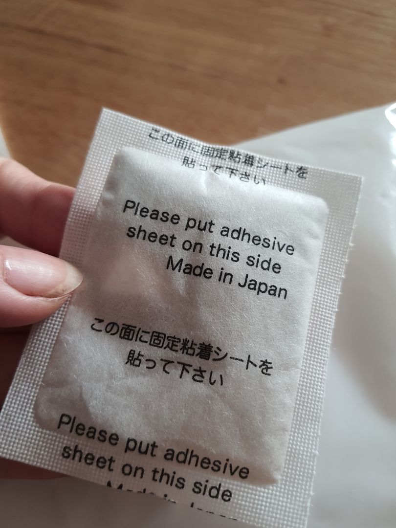 sản phẩm ko như quảng cáo, không có nhãn mác, không có miếng dính để dán vào chân, y như một gói hút ẩm và có mùi khó chịu, treo đầu dê bán thịt ***, *** khách hàng