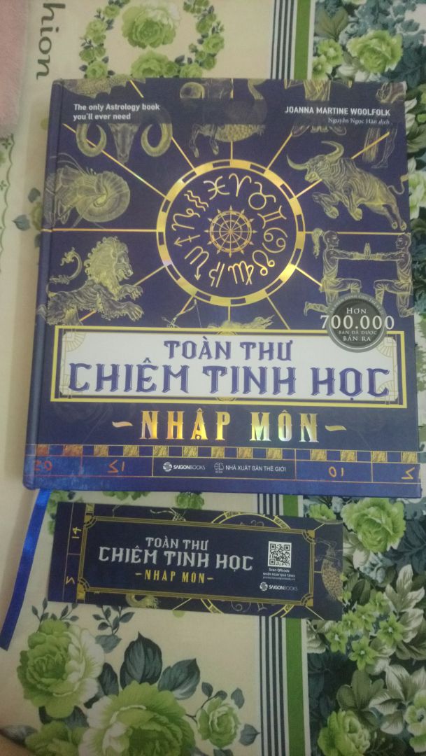 Sách bìa cứng khá dày, bìa in mạ vàng óng ánh và chữ màu xanh dương bóng, giá bìa là 350k nhưng mình mua lúc giảm giá còn được 245k.
Về bên trong thì giấy hơi ngả vàng và mỏng, cá nhân mình thì thích giấy vàng nên không sao. Chữ viết khá nhiều, ít hình ảnh mô tả, hình vẽ các chòm sao thì theo kiểu chân thực. Nếu ai muốn có 1 cuốn Chiêm tinh gối đầu nằm nghiền ngẫm thì ngoài cuốn "Chiêm tinh học - Vận dụng trí tuệ về các vì sao vào đời sống" của tác giả Carole Taylor - AJ dịch thì thêm cuốn này mình nghĩ cũng khá ok. ?
Sách được bao gói rất cẩn thận bằng 1 lớp nylon xung quanh, được tặng 1 bookmark bên trong sách, Tiki giao hàng cũng rất nhanh. ?