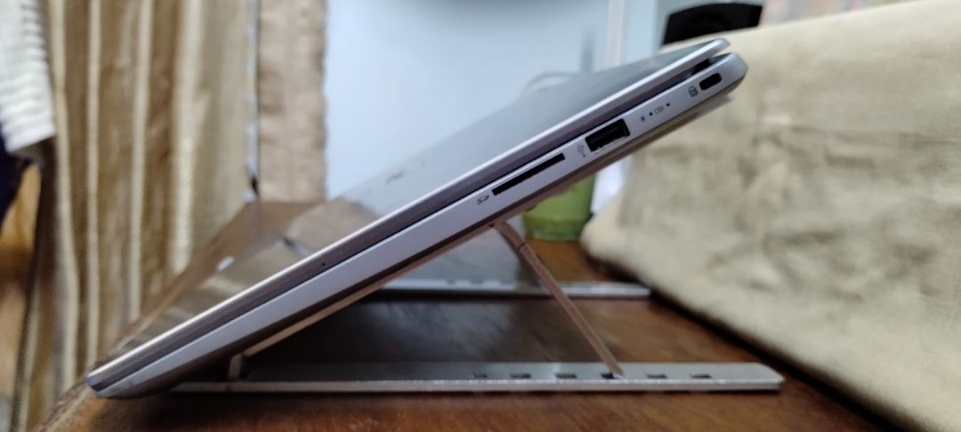 Chọn giao hàng siêu tốc, đặt tối hôm qua sáng hôm nay đã có hàng.

Giá đỡ có một số miếng đệm cao su đính trên mặt tiếp xúc với máy, khá chắc chắn, chỉ bị chốt khóa bên phải hơi lỏng lẻo hơn chốt khóa bên trái 1 tí nhưng xài vẫn ổn