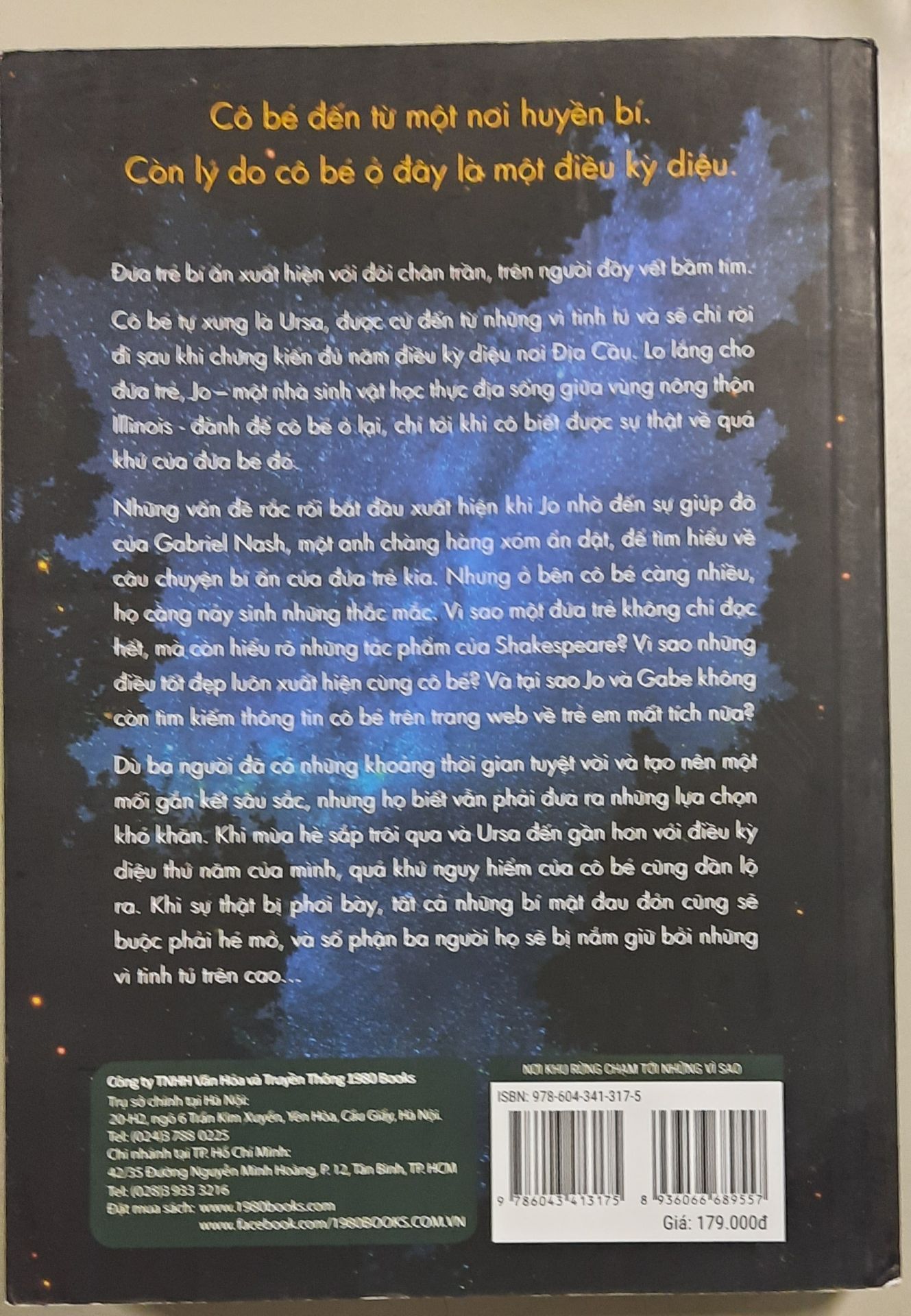 Nơi khu rừng chạm tới những vì sao.
Nội dung chưa đọc qua để nhạn xét sau nhưng dạo gần đây tiki đóng gói sách rất cẩu thả, 10 đơn hàng nhận ở tiki thì cả 10 đơn hộp bề ngoài méo mó như thế này, mong tiki sớm khắc phục tình trạng này ạ.