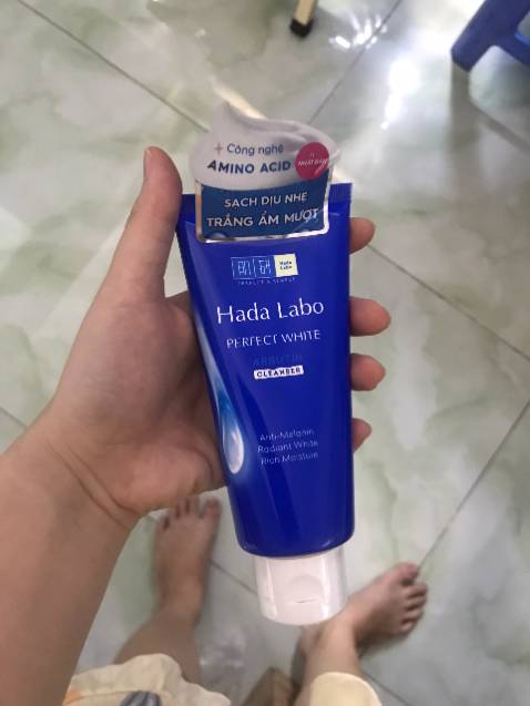 Giao hàng hơi lâu do dịch bệnh rất phức tạp (chỉ thị 16 ở TPHCM) nhưng hàng thì có vẻ rất OK. Mã QR Code ok, hàng đầy đủ seal niêm phong bên ngoài. Mình rửa mặt thử thấy ko có dị ứng hay kích ứng gì dù da mình khá nhạy cảm. Nói chung 5 sao cho shop và sản phẩm Giao hàng hơi lâu do dịch bệnh rất phức tạp (chỉ thị 16 ở TPHCM) nhưng hàng thì có vẻ rất OK. Mã QR Code ok, hàng đầy đủ seal niêm phong bên ngoài. Mình rửa mặt thử thấy ko có dị ứng hay kích ứng gì dù da mình khá nhạy cảm. Nói chung 5 sao cho shop và sản phẩm