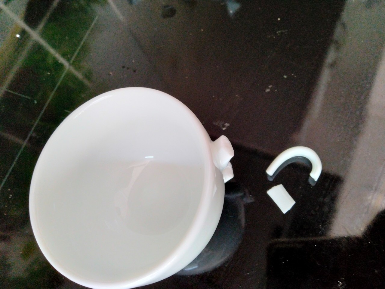 Bộ ấm chén rất đẹp - đóng gói rất kỹ! Nhưng ........................... thất vọng vô cùng khi 1 tách bị bể quai thế này!!!!!!!!!!!!