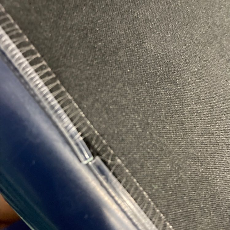 Mua về mở ra cái là có vài chỗ bị rách chỉ.