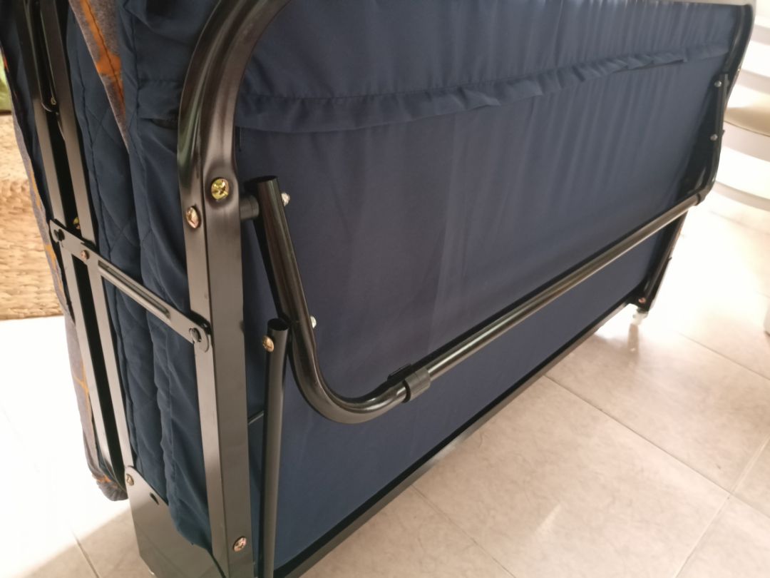 Giường/Ghế có bánh xe nên di chuyển rất nhẹ và linh hoạt,
Khớp nối chắc chắn, trơn tru, nên việc chuyển đổi cũng rất tiện và dễ dàng, ngay cả với phụ nữ và trẻ em.
Một trong những món đồ đáng tiền nhất từng mua