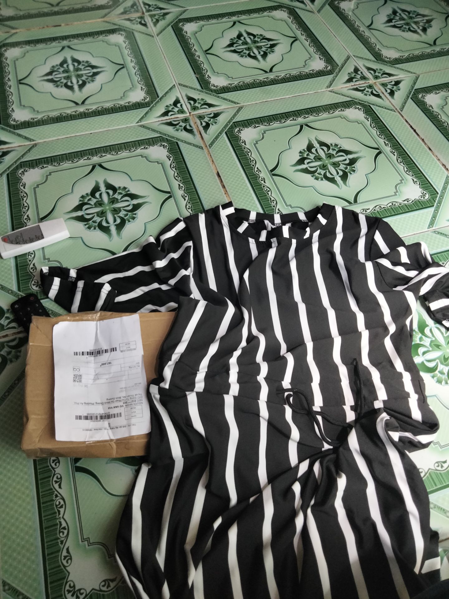 mình mua vòng đá sao giao cho mình 1cai đầm là sao.lam sao đổi lại được