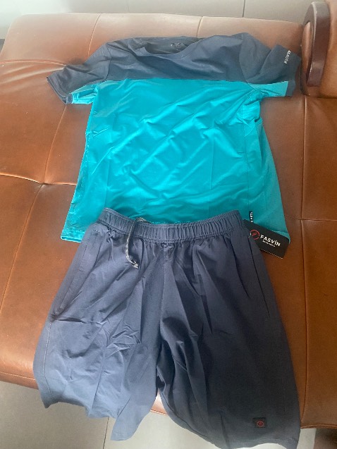 Hàng thương hiệu Việt. Chất liệu móng, mát. May cẩn thận vầ và giấ hợp lý.