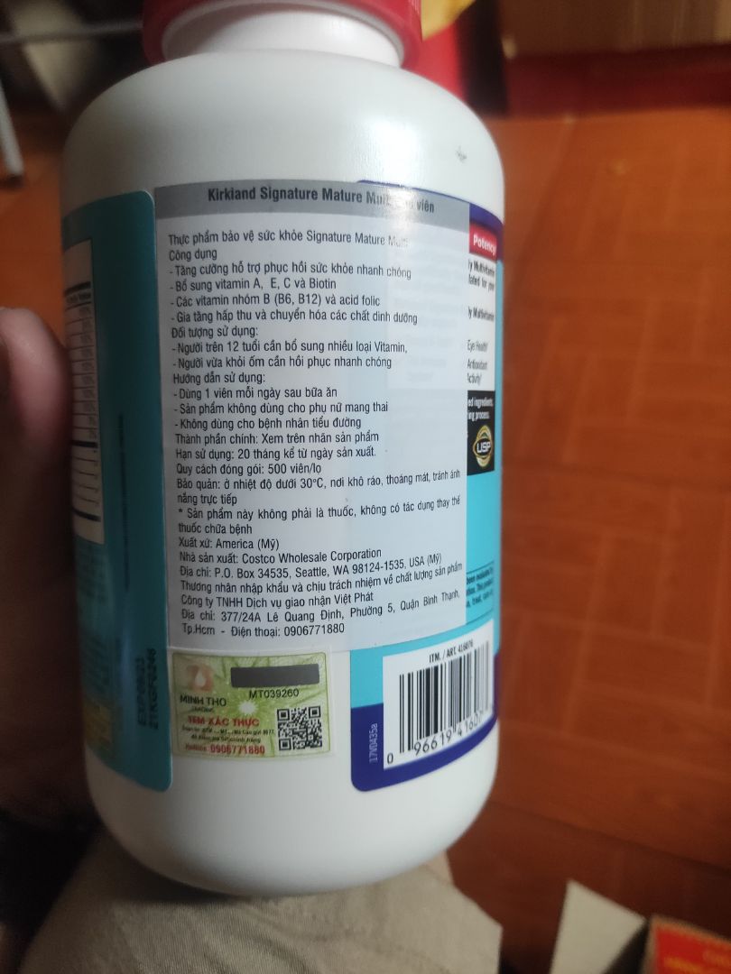 Sản phẩm khá đủ dinh đưỡng hàng ngày, hộp bị trầy, nắp còn seal