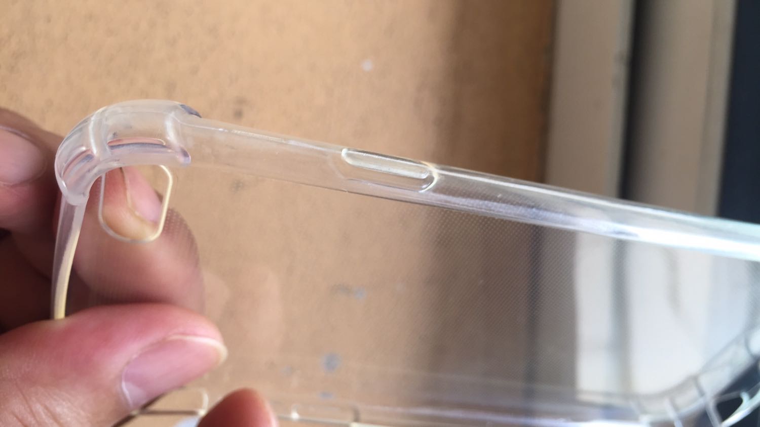 Chất lượng kém, ba via (hình 1) cà vào tay rất khó chịu, phần lỗ cắm tai nghe (hình 2) liên kết gần đứt, nhựa cầm cảm giác rất khó chịu, thay vỏ cũ vào dùng khác biệt hẳn.... Tóm lại là vô cùng tệ.