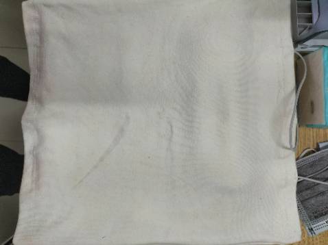 Áo bị lỗi, dơ. Shop không kiểm hàng trước khi giao..