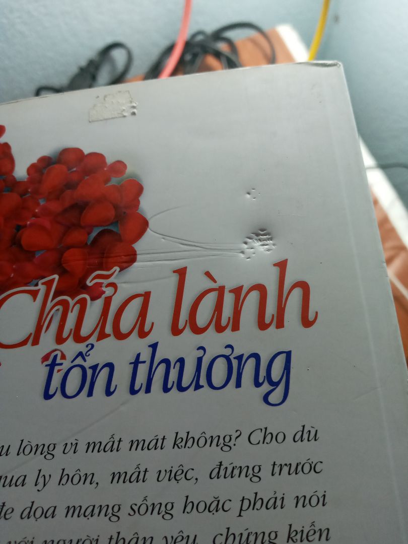 sách có dấu bị châm châm ở bìa sau. Góc sách bị va. Tuy nhiên mình vẫn hài lòng sách có dấu bị châm châm ở bìa sau. Góc sách bị va. Tuy nhiên mình vẫn hài lòng