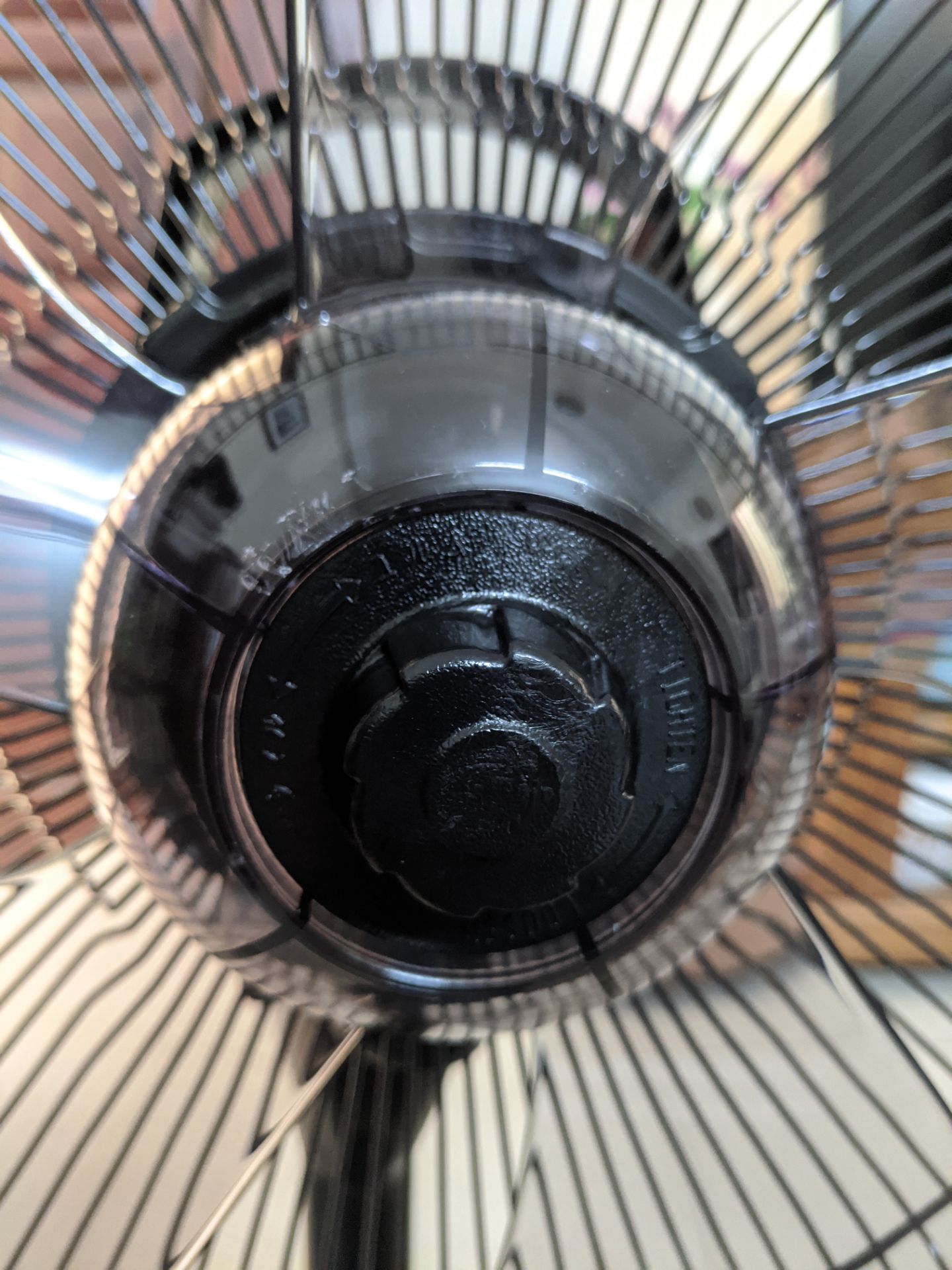 Sản phẩm như hàng đổi trả, cánh quạt trầy xước như hình, các khớp nối điều chỉnh độ cao của quạt lỏng lẻo. Quạt chạy kêu ồn, lên mức đến High thì rất ồn. Thất vọng với model này của Mitsubishi, không xứng với mức giá cao như vậy.