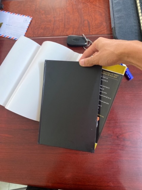 Các e bán hàng kiểu gì vậy, hàng bên ngoài bọc bè của nhà xuất bản hồng đức. Hàng bên trong như một cuốn sổ. A ko hiểu, gọi điện cho a a hỏi cái : ***