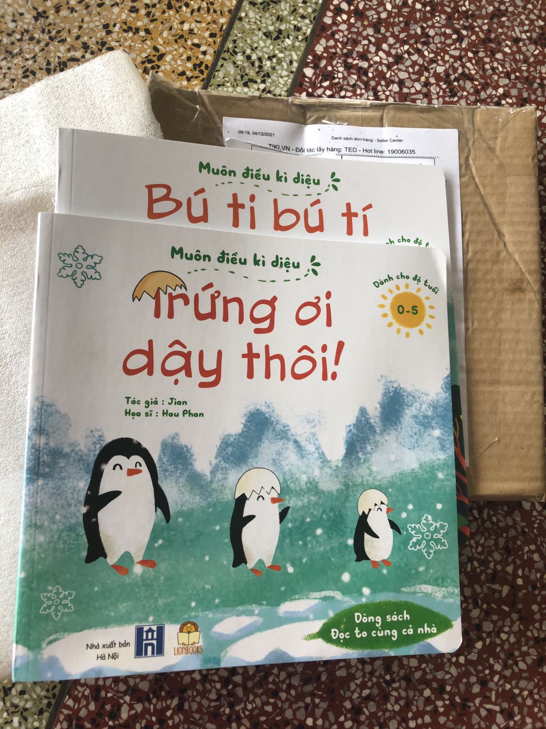 Mình mua 2 cuốn này mà shop gửi nhầm cho mình 2 cuốn khác như trong ảnh. Mà hộp chat của shop mình click vào không được. Nên rất mong nhận được phản hồi từ shop và Tiki hỗ trợ mình đổi được sách.