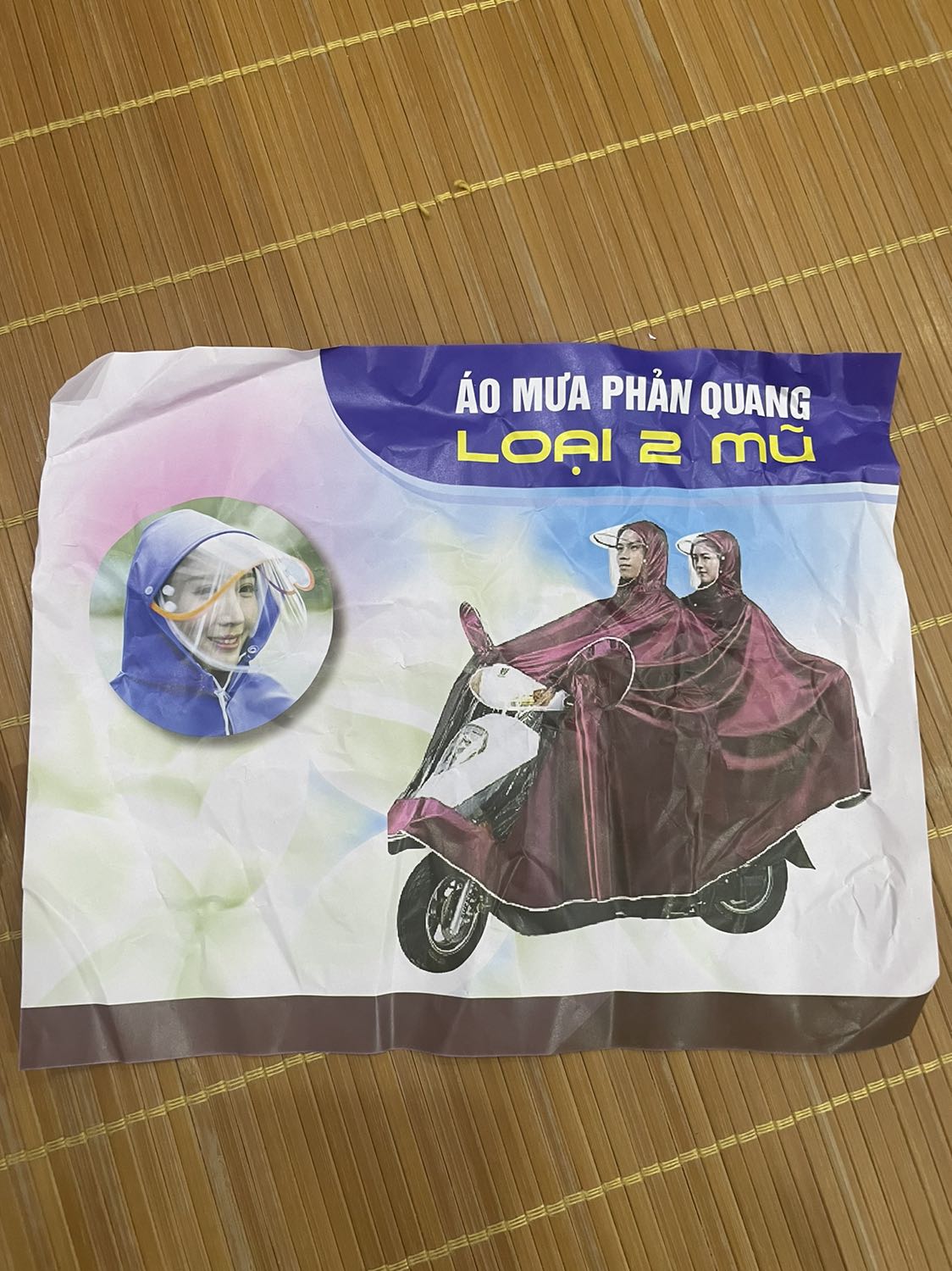 Áo mưa không giống hình lắm, màn chắn mưa hắt bé hơn ảnh nhiều, mũ người ngồi sau không có chắn mưa như ảnh. Chất liệu mỏng và ko dk bền lắm