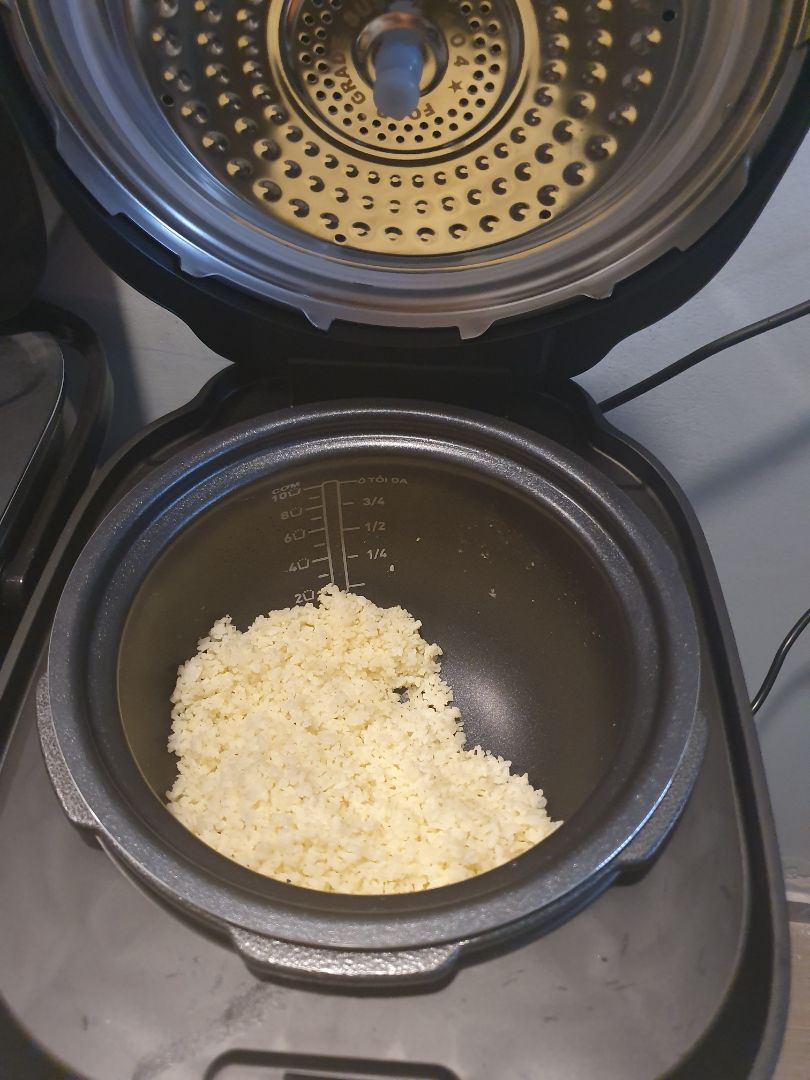 Mua hôm sale giảm còn 4,3 triệu được tặng thêm ấm đun nước. Mình ngắm cái này vì có chức năng xả áp suất tự động cho an toàn, không phải ấn xả như các nồi khác, tiền nào của đó. Mới *** thử cơm chiên trứng thấy oki, thấy nồi to vậy chứ nấu nướng đa năng, gọn gàng hơn. có điều là lòng nồi các đời sau của tefal ko còm làm bằng gang như nồi cơm điện tefal mình đang xài. Mà cho hỏi làm sao để kích hoạt bảo hành. Mình không thấy có phiếu bảo hành đi kèm. Tiki và Tefal vui lòng hỗ trợ kích hoạt bảo hành giúp mình.