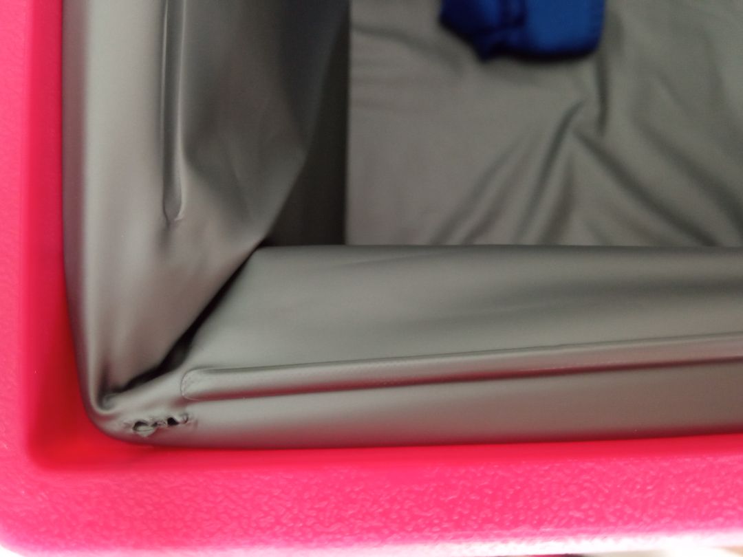 Thùng bị mẻ góc, khá mỏng manh, túi giữ nước bị rách. 2 thùng chỉ dùng đc 1 là nguyên vẹn.