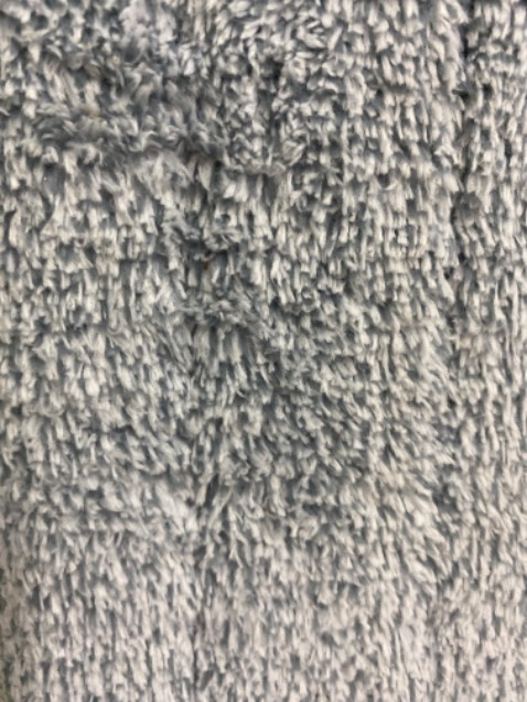 Cây lau nhà tiện dụng, vải hút nước tốt nhưng cũng mau khô, vắt vài lần quen tay sẽ hết cứng. Miếng lau có kháng khuẩn nữa, hi vọng kháng khuẩn được nhiều