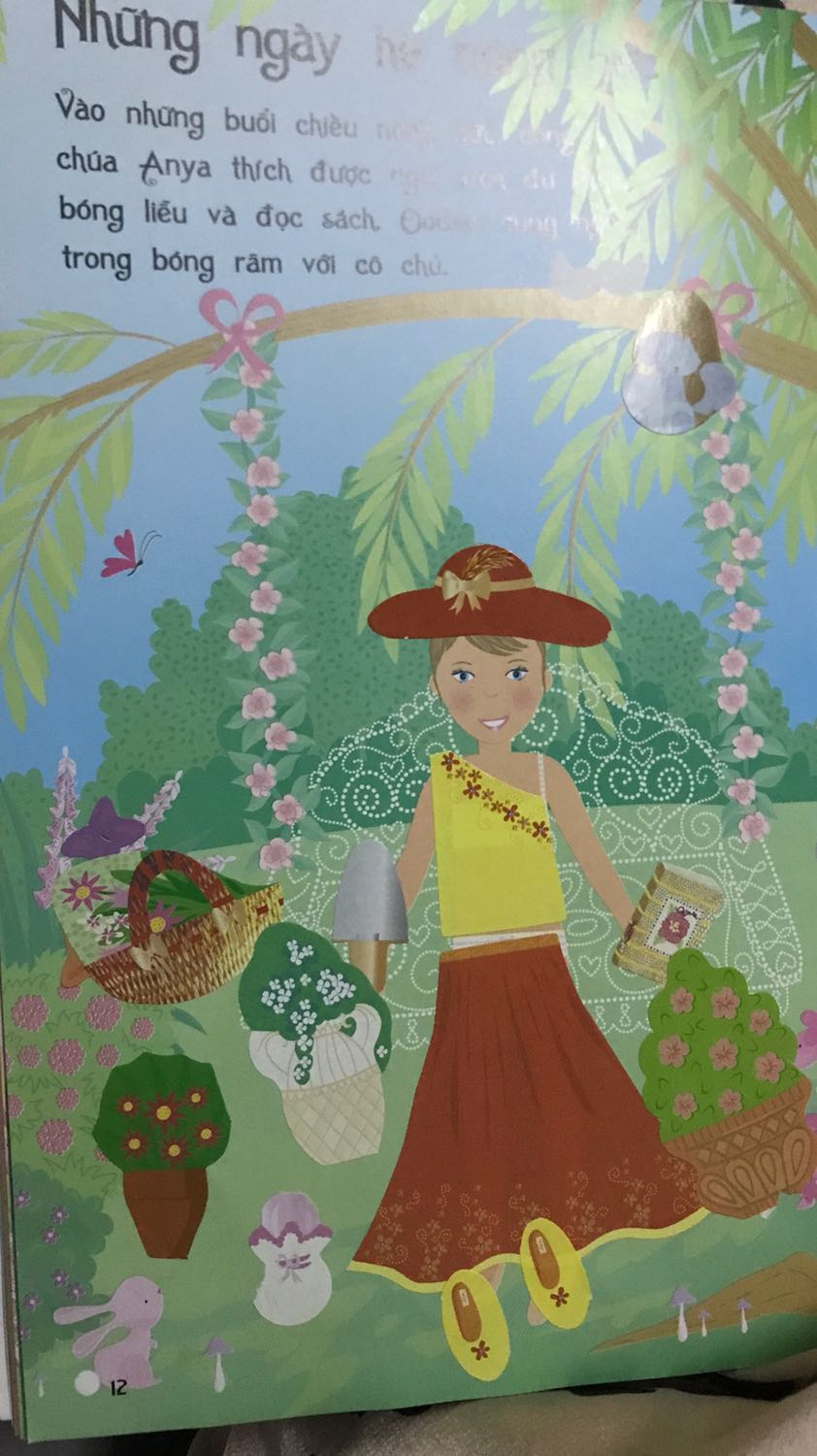 Sách đẹp, nhiều công chúa với tạo hình dễ thương, sinh động nhiều màu sắc, người lớn nhìn còn mê huống chi các bé! Mỗi trang là một hoạt cảnh khác nhau, kích thích trí tưởng tượng cho bé, rèn sự tỉ mỉ, khéo léo khi dán hình.