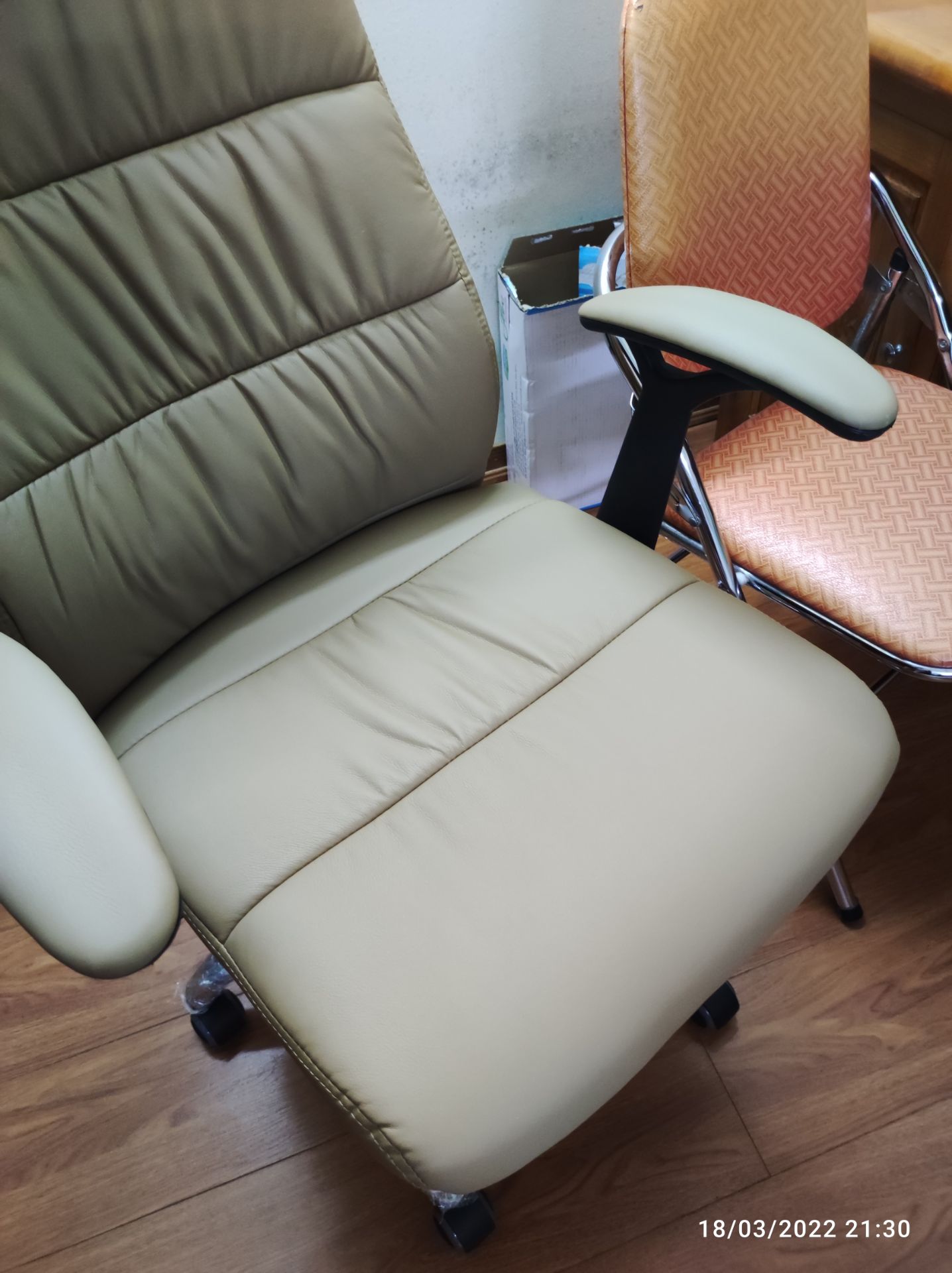 Hàng đẹp, ghế khá to, bên ngoài màu sắc kem đẹp, da mịn