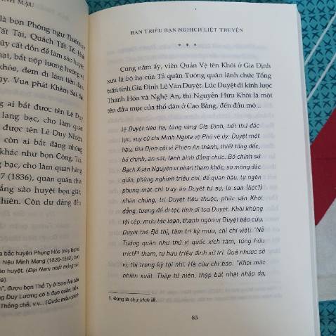 Sách có chất lượng tốt, giao nhanh, là tái bản của bản sách in 1963, hiện đang rất hiếm trên thị trường
Tuy nhiên, bản in này có cách trình bày văn bản khiến người đọc rất khó chịu: ngắt dòng giữa chừng, không trọn ý. 
Xem hình để thấy rõ hơn 
Không rõ là lỗi ở bản 1963 hay do bên Nhã Nam nữa. Đây là điểm đáng tiếc của bản in này
