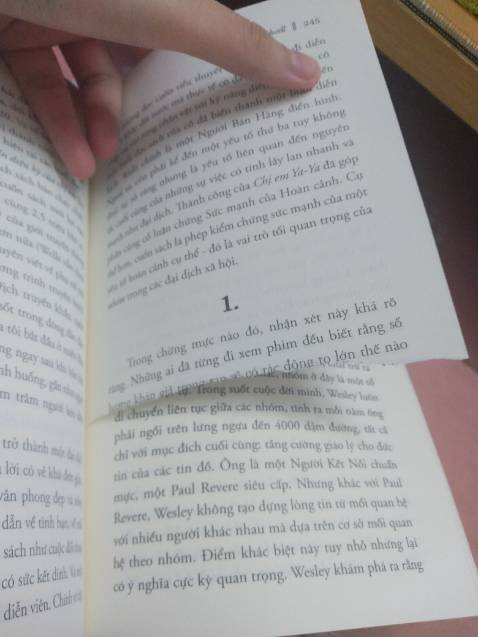 Sách bị rách :) sao mà giao sách gì kì vậy, mình mua chung đợt vs mấy cuốn khác, giờ mới đọc tới, lấy ra thấy rách 2 trang, mà không phải rách thôi đâu, nó mấy phân nửa trang như bị cầm xé vậy, mong tiki giải quyết vấn đề này giúp. Đã mua hàng tiki rất lâu và dù cho có nghe người ta đánh giá xấu thì vẫn mua, nhưng hôm nay mình quá thất vọng luôn ạ.