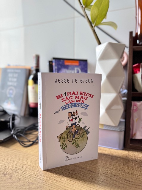 Cuốn sách rất hay và dí dỏm, qua giọng văn của 1 người nước ngoài nó trở nên hấp dẫn lạ lẫm, tác giả đã dành 1 tình cảm đặc biệt cho người VN