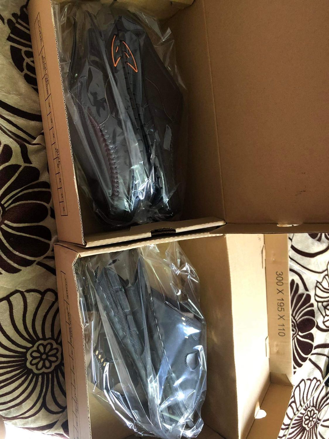 Lần đầu mua dép tặng ba rất ưng, da êm sịn, đóng gói cẩn thật có cả thẻ bảo hành. Ủng hộ shop 👍