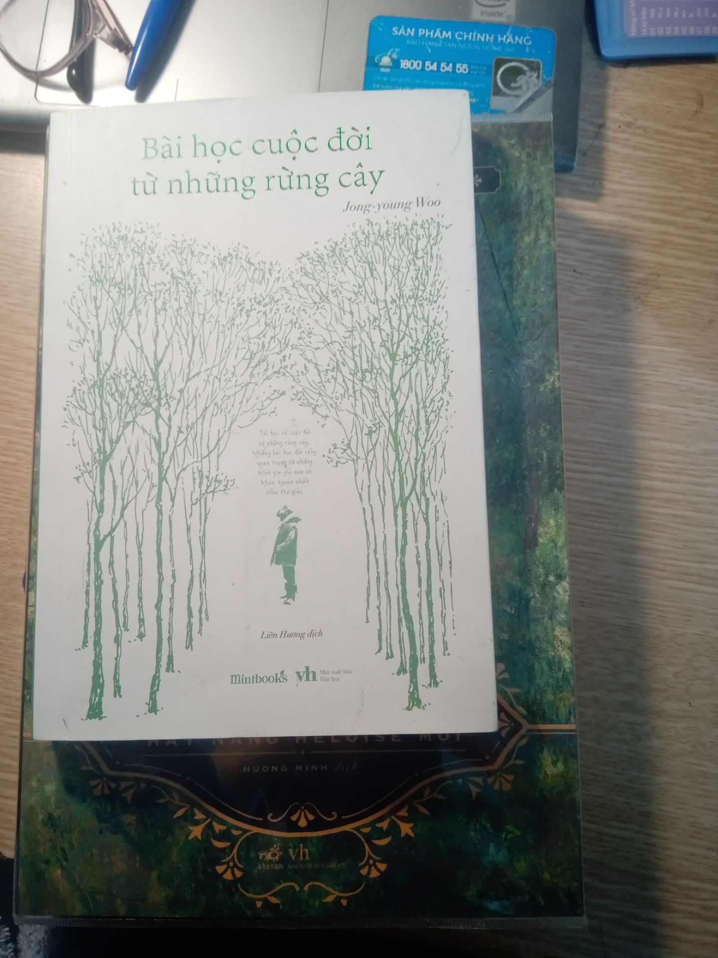ấn tượng đầu tiên là sách khá to và nặng nha. Còn có bookcare đi kèm để tránh xước. Nói chung là sách giao rất nhanh , đêm qua đặt sáng nay đã có luôn. Không bị xước, móp. Về nội dung thì tùy cảm nhận nhưng mình thấy sách hay nha