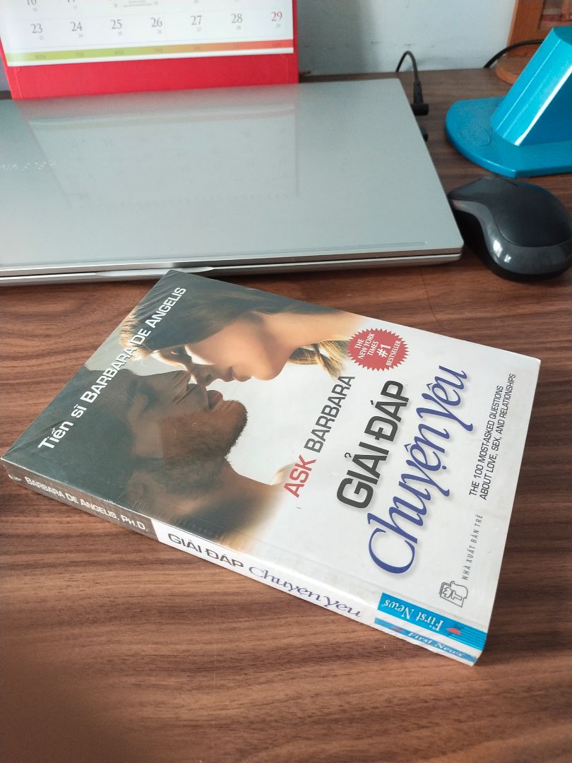 sách dù được bọc kỹ nhưng trước đó đã có vết dơ trên bìa