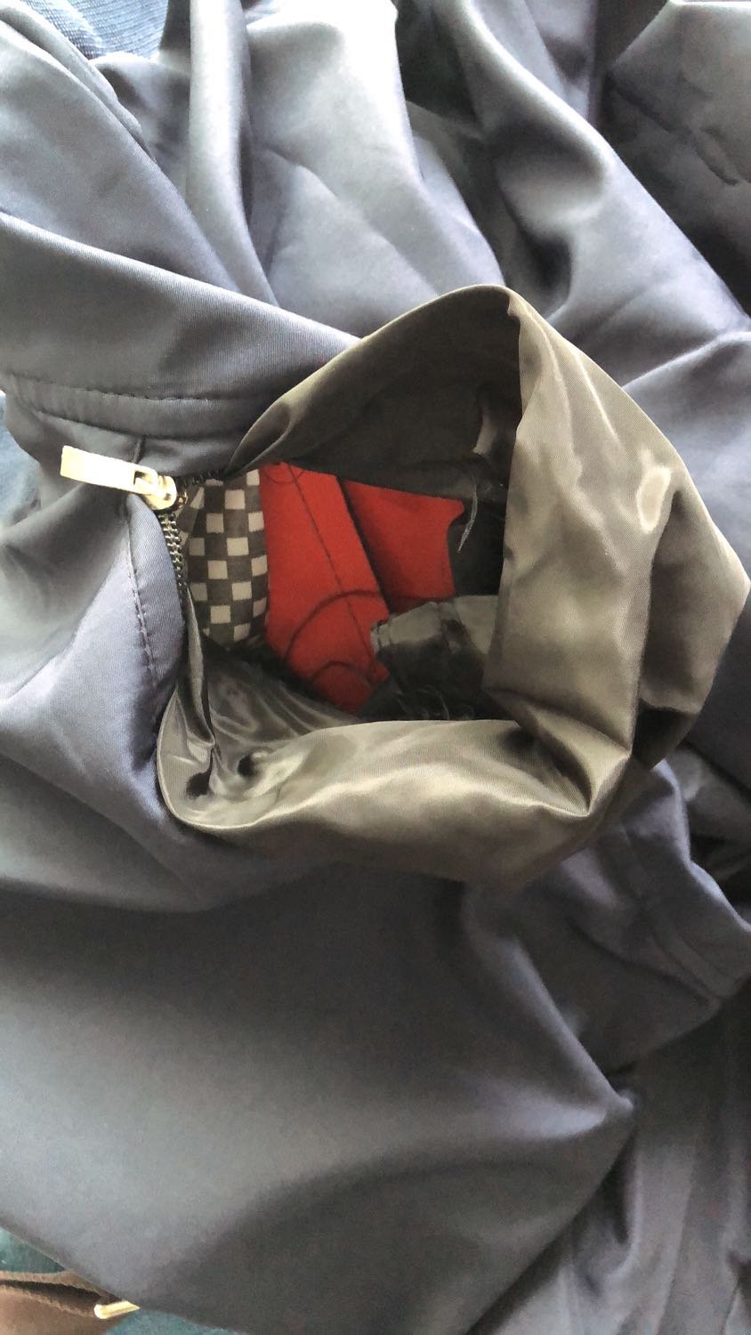 Áo giao mà không kiểm tra kỹ trước khi giao. Cái túi không hề khâu luôn