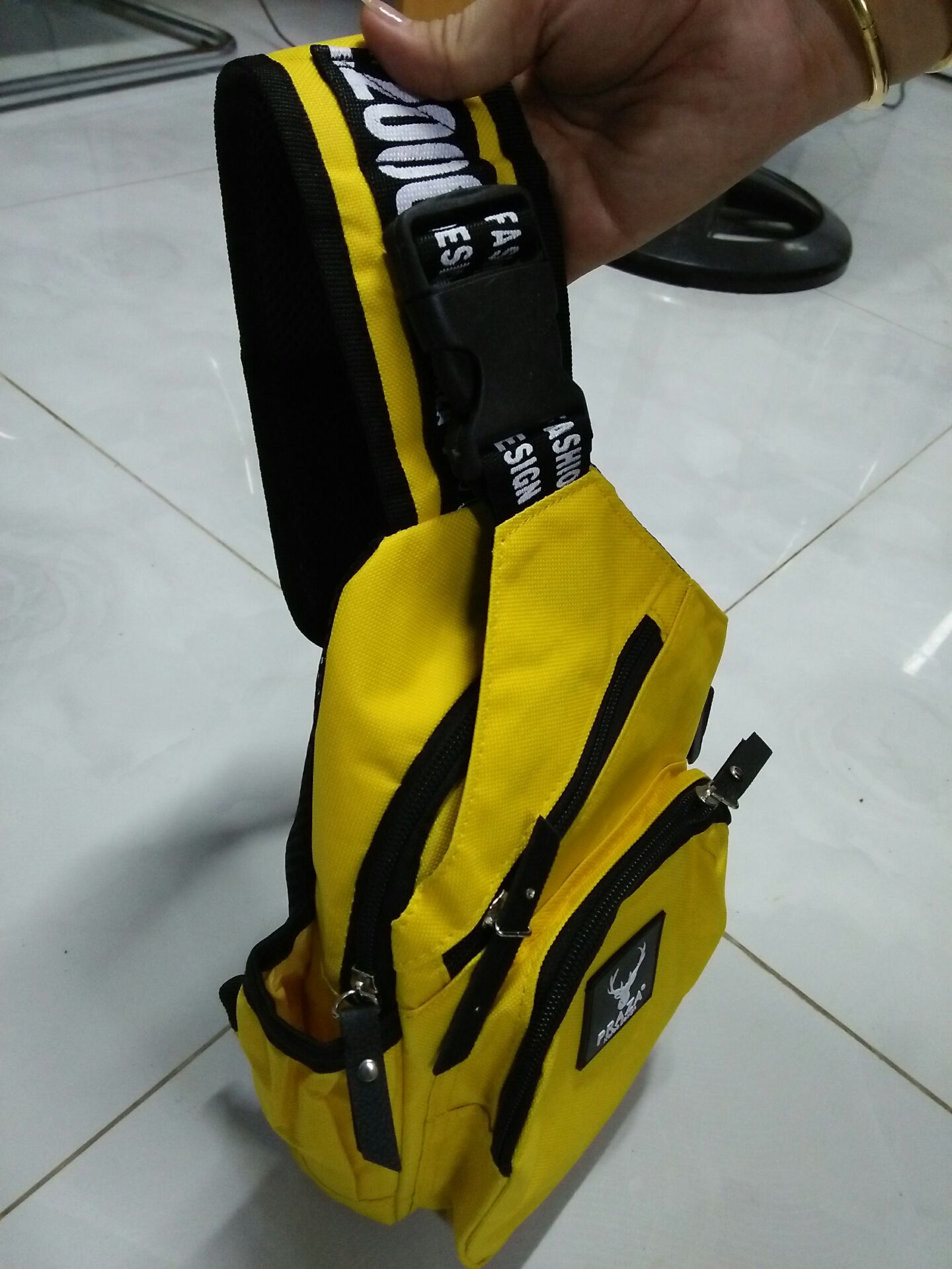 phù hợp đi làm,dạo phố,thể dục lại có chỗ để vừa chai nước mình luôn nè mấy bạn,thấy nhỏ nhỏ vậy mà đựng cũng được khá nhiều đồ tiện ích đấy.vừa gọn nhẹ lại tiện lợi lại còn quả rẻ thích lắm shop ơi!