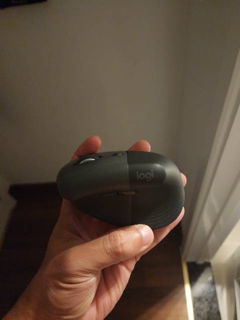 Chuột xịn mịn, tự phát hiện thiết bị và kết nối bluetooth mà không cần cắm đuôi USB. Bấm êm. Còn cai đỡ mỏi tay thì mình thấy cũng bình thường, chẳng khác mấy chuột khác.