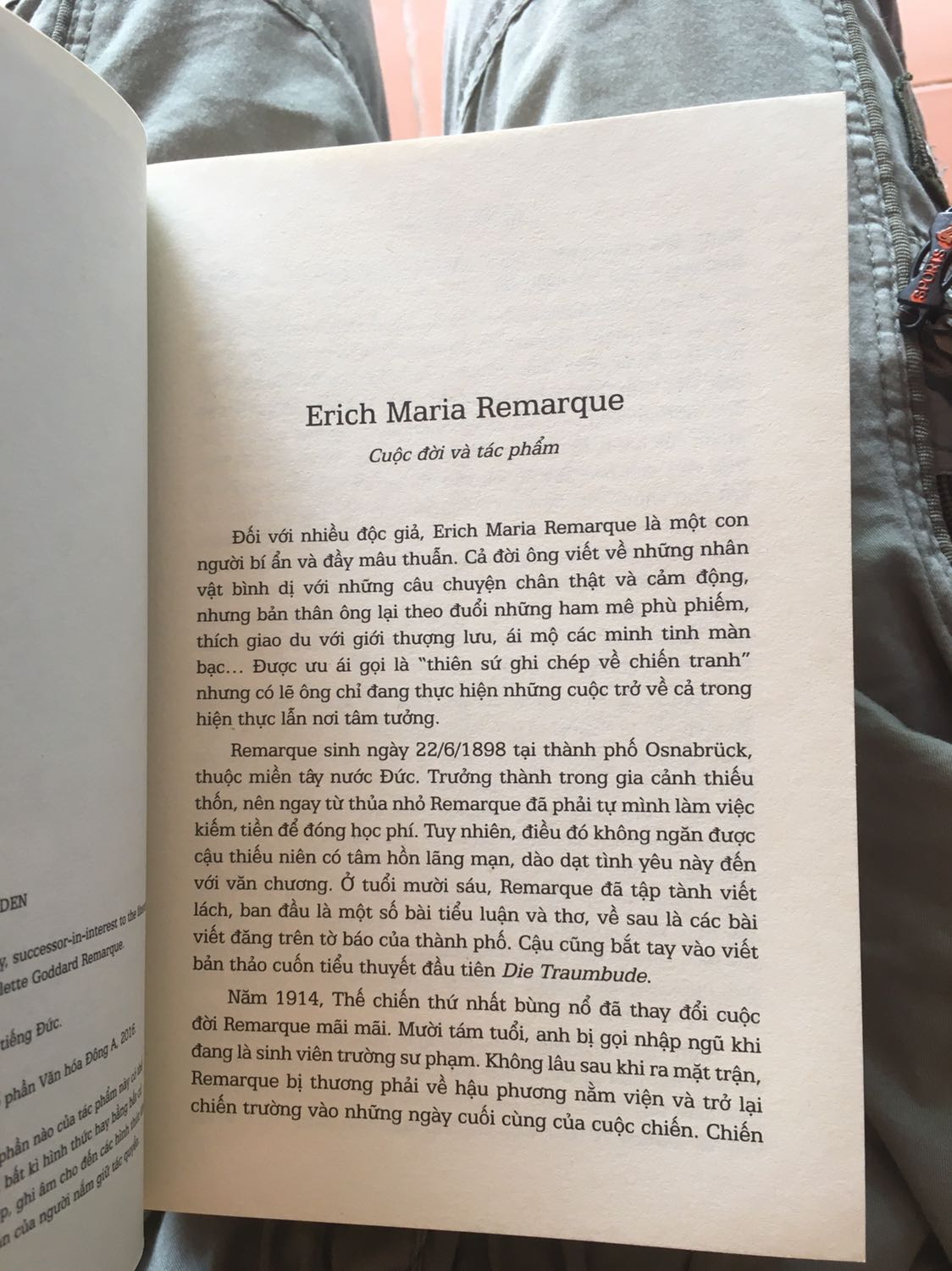 Lúc trước mình có nghe qua tên Remarque qua cuốn tiểu thuyết Phái Tây không có gì lạ và Thấy tác giả này xuất hiện khá nhiều nên mình cũng tò mò tìm đọc thử không ngờ qua một vài trang mình khá thích lối viết của tác giả nên quyết định mua một số cuốn để đọc.

Nhận xét về sản phẩm
Ưu điểm: sách khá dày nhưng lại giá lại phải chăng, bên ngoài có lớp áo để bảo vệ sách bên trong
Khuyết điểm: chất liệu giấy sách hơi thô ráp - nhưng không thể đồ hổ nhiều khi năm xuất bản là 2015

Kết luận: Dù sao đi nữa mình rất ưng ý về sản phẩm lần này