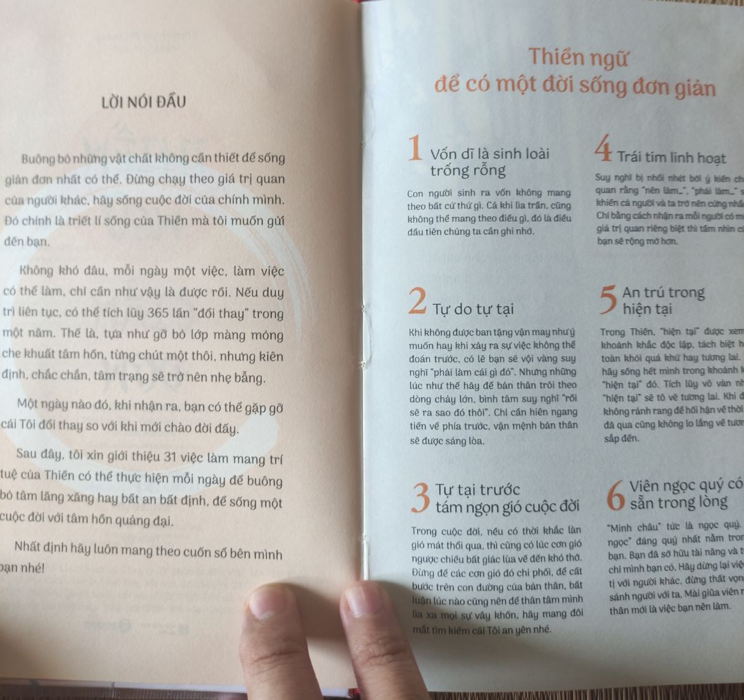 quyển sách này bìa rất đẹp, nhiều đánh giá 5 sao. Và mình đã mua và thất vọng. 
Nếu như ở bìa sách (hoặc nội dung) ghi rằng đây là 1 quyển sổ thì mình sẽ không mua. Với sự giới thiệu quyển sách đầy hấp dẫn thì đổi lại nội dung sách cực kỳ sơ sài. Đối với mình, đây không phải là sách.
Tuy nhiên, nếu bạn đang tìm 1 quyển sổ tay có 1 vài hướng dẫn thiền thì đây có thể là 1 lựa chọn tốt. Gần 1/2 quyển này là giấy trắng để ghi chú. Thiết kế cũng tối giản kiểu zen.