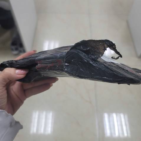 Đóng gói sản phẩm bằng bia carton quấn quanh. Thực sự nhìn không thuận mắt, cảm giác rẻ tiền. Hy vọng cửa hàng đóng vào hộp carton cho đẹp