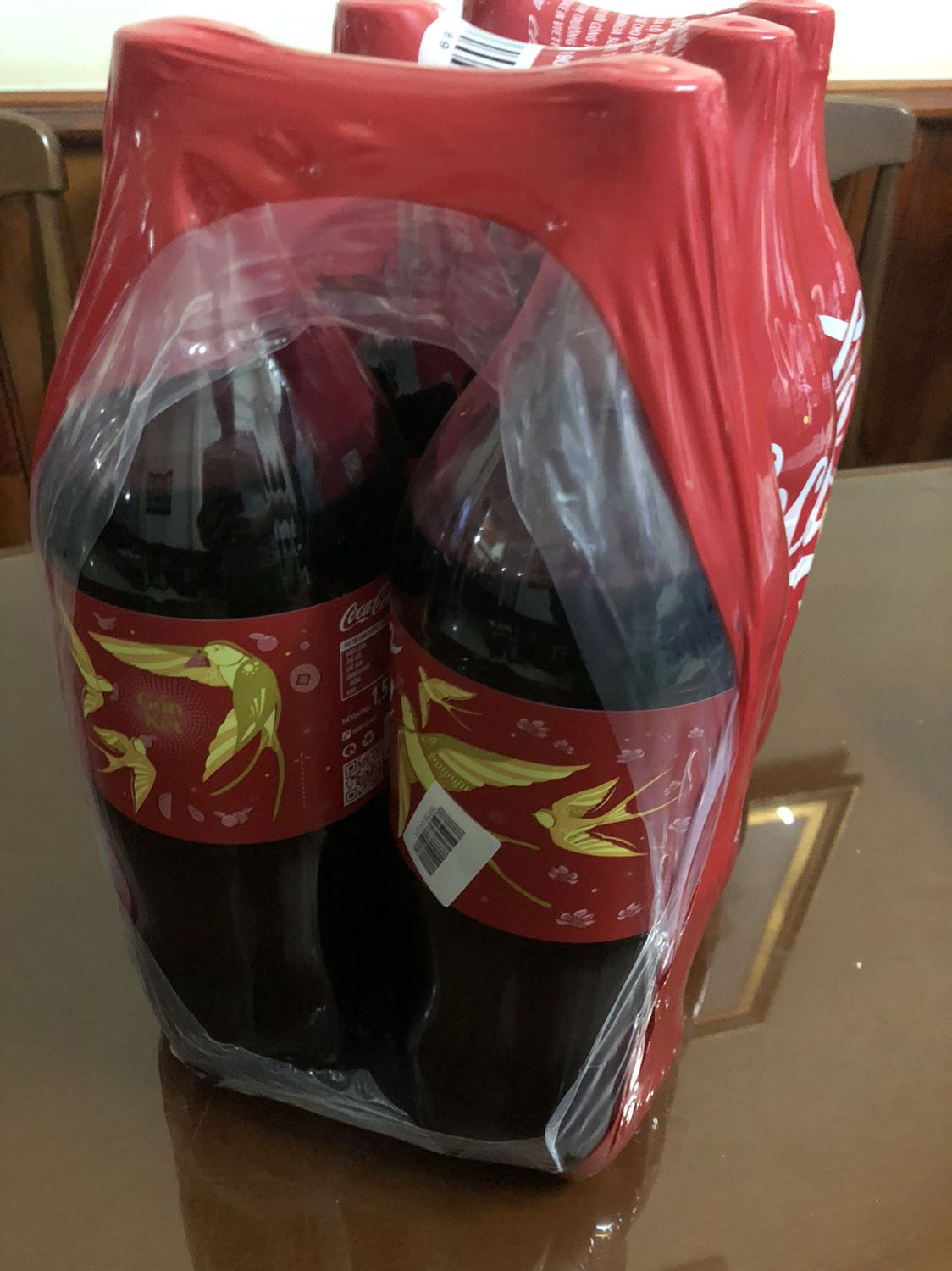 Giao hàng nhanh, mua lốc 6 chai này thì kinh tế hơn mua ***. Nhưng mở ra rồi thì nên uống hết ngay chứ ko nên để lâu vì mất vị.