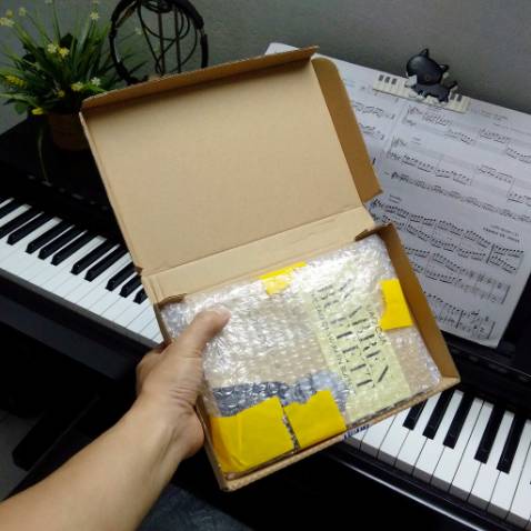 + Sách được ship từ HN vào TP.HCM mất 4 ngày (từ thứ Hai ~ thứ Năm), gói ship Tiết Kiệm, phí ship 18k.
+ Shop đóng gói rất kỹ, an toàn: sách được bọc mút bong bóng, bỏ vào hộp các-tông cứng, vừa vặn.
+ Sách nhận được mới keng, không một lỗi nhỏ!
+ Shop có gói mua kèm 2 cuốn với giá tốt hơn mua lẻ từng cuốn.

Về nội dung sách thì như nội dung bìa đã ghi rất rõ, quyển "Đạo Của Warren Buffett" là trích dẫn lại những câu nói của ông, có kèm theo lời bình của người viết sách là Marry Buffett và David Clark.
Quyển "Báo Cáo Tài Chính dưới góc nhìn của Warren Buffett" thật sự rất hay! Hay vì sự đơn giản mà quyển sách đem lại cho mọi người, cách đọc & hiểu các bản BCTC cho dù không phải là dân chuyên nghiệp!