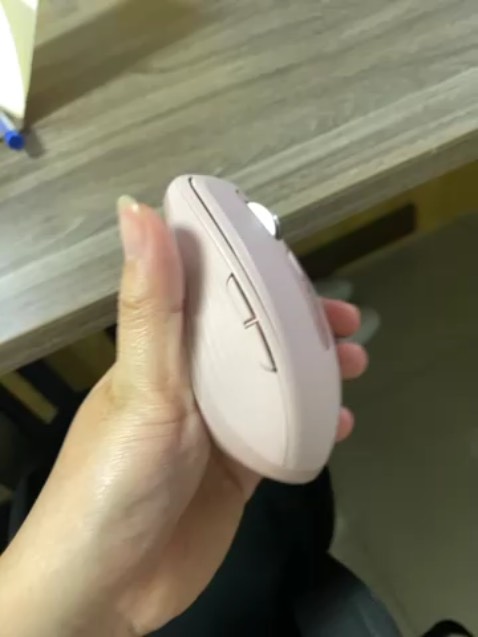 Cho sao vì cái túi đc tặng đẹp lắm nên viết review :) Con chuột đang xài thì thấy cũng mượt mà k quen lắm vs cái cuộn chuột kiểu chưa quen lắm thôi chứ thấy cũng khá đầm tay. Nhg nhìn khôn phết màu hồng ok. Hợp con gái đứa tay nhỏ như mình.