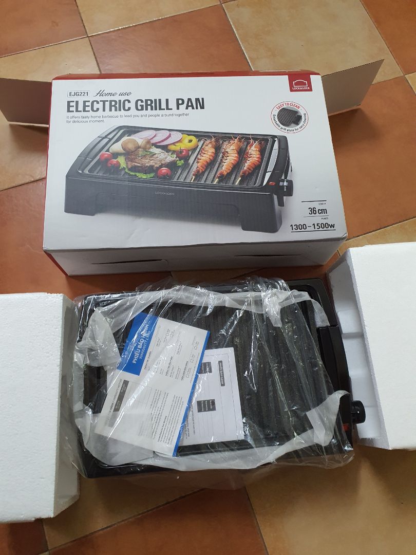 Vỉ nướng điện Lock&Lock EJK221 có ngoại hình trang nhã và sang trọng giúp cho không gian nhà bếp của bạn thêm phần tiện nghi, hiện đại hơn. Mang thiết kế hiện đại với lớp sơn phủ màu đen, kiểu dáng đơn giản, tinh tế góp phần tô điểm sự sang trọng cho không gian bếp.