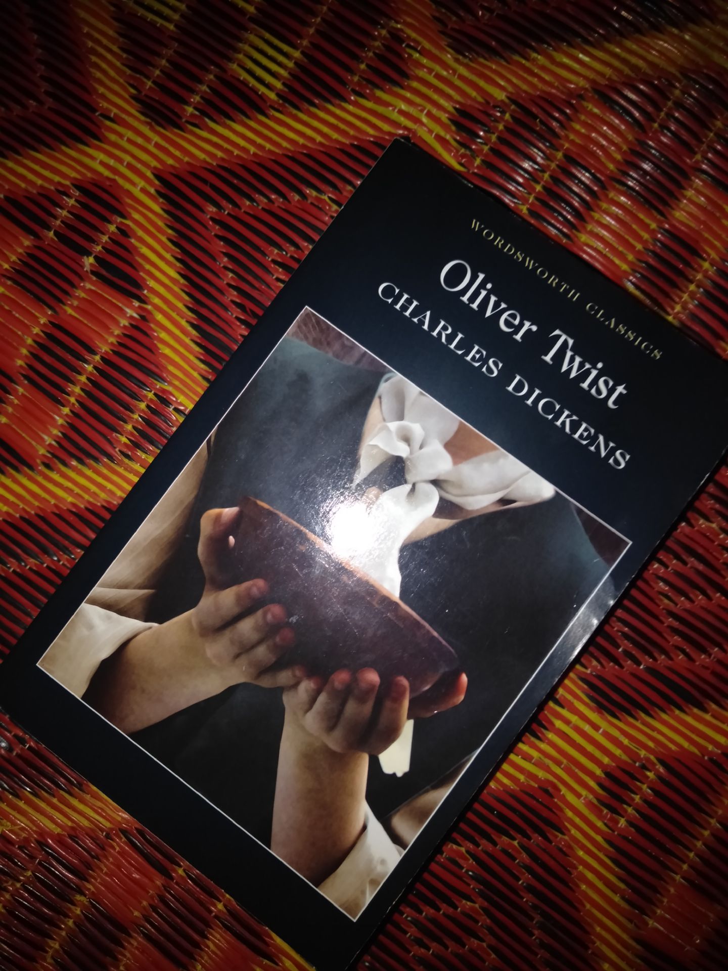 Giờ mới có dịp nhớ ra để mua quyển này. sách xịn xò cực kì, không bị nhăn hay bẩn, chỉ hơi móp góc 1 xíu