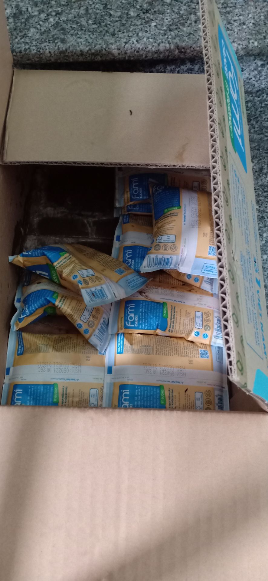 Mua sale 124k 40 bịch. Thì không hiểu kiểu gì mà vỡ bể hết 15-20 bịch. 
thật sự là mình không nói *** nhé. 

Mua hôm thứ sáu 26/3 thì sáng thứ bảy 27/3 nhận được liền. 

mà ko hiểu sao bể đc luôn. 
lúc mở ra thì thấy bể 1 chấm to hơn kim đâm xíu. rồi sữa chảy tùm lum

mình chỉ kiểm tra sơ sơ mấy bịch trên cùng. rồi đem cất. lúc đó là bể 2 bịch. 

xong rồi tầm 2,3 ngày sau. mình lấy uống thì bịch sữa bị gì phình lên. 

ko thì bị xẹp lép do bị bể chảy hết sữa. 

hôm nay rảnh rỗi rồi kiểm tra lại thì... âu trời má ơi. CÓ GIÒI LUÔN RỒI. 

Chán chẳng muốn nói luôn í. 

thấy rẽ hơn mua ở cửa hàng tiện lợi nên đặt mà bị hư rồi bể tận 15-20 bịch thì mua làm gì nữa....