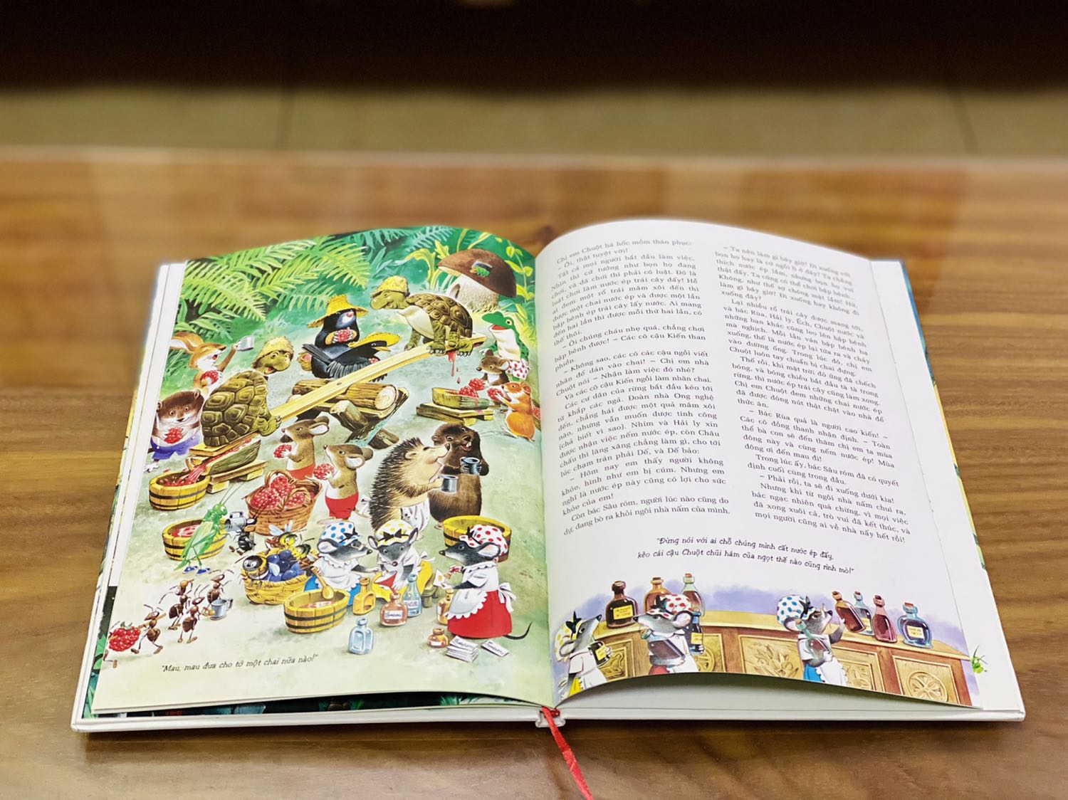 - Lần thứ hai mình nhận sách trực tiếp từ nhà bán Cá chép bookstore và thực sự hài lòng về dịch vụ đóng gói, giao hàng. 
- Sách được bao bọc cẩn thận, có lớp chống sốc và màng co phẳng phiu, có đầy đủ hoá đơn. Sách bìa cứng, khổ to, in màu toàn bộ, hình ảnh minh hoạ sinh động, đáng yêu. Đơn được tặng kèm một bookmark như ảnh. 
- Chất lượng giấy bóng khá tốt. Tuy nhiên trang đầu & trang cuối (dán dính vào bìa sách) có những chỗ dán keo chưa được thẩm mỹ lắm.