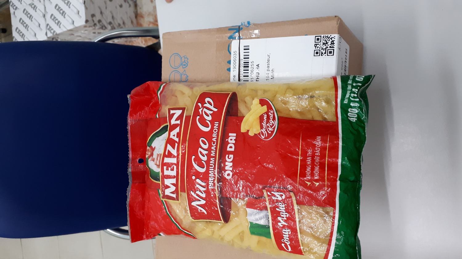 bán hàng không uy tín, cạo ngày sử dụng đã hết hạn, bao bì nhàu nát. Gọi điện tổng đài nói để gửi *** rồi chụp hình làm theo hướng dẫn cho đổi hàng mà không gửi ***.