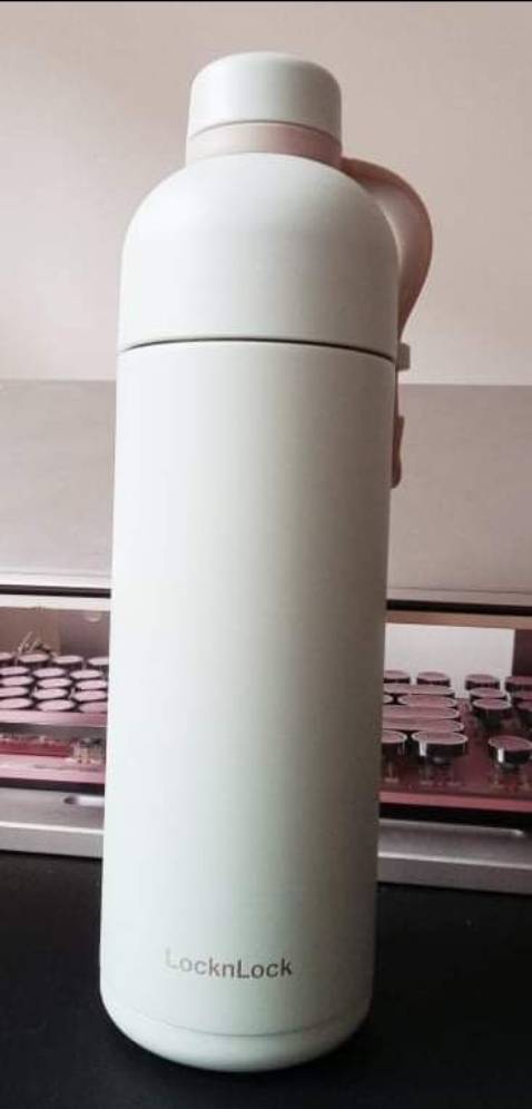 Mình chưa thấy bình nào giữ nhiệt tệ như bình này, đổ nước nóng vô thì vỏ ngoài nóng muốn bỏng tay, được tầm 3 tiếng thì nguội lạnh. Các bạn trước đánh giá thì cũng khách quan chút, để người sau mua nhầm. Thấy vọng về SP này của Lock & Lock