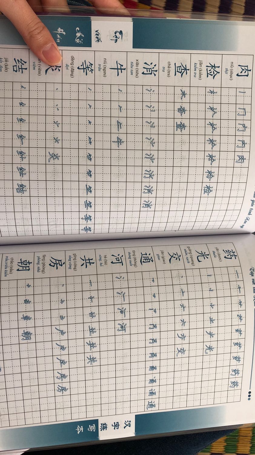 Sách thì đẹp. Nhưng càng ngày Tiki bao bìa sách thực sự tệ. Mình cũng bỏ tiền ra mua bookcare cơ mà? Sao lại có thể làm việc ko một chút coi lại xem bìa bao như nào luôn.