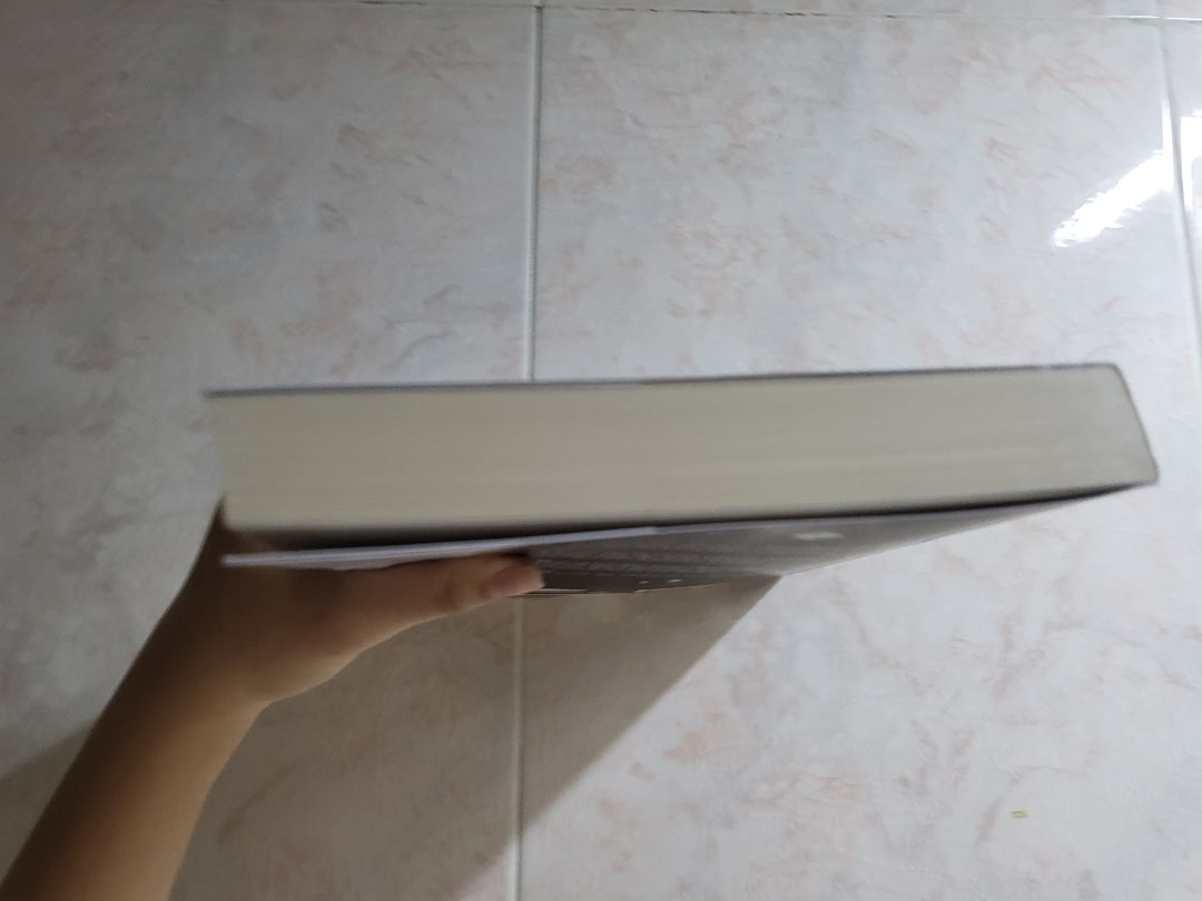 _đóng hàng hơi sơ sài mà may sai 1 đóng sách của mik đều ổn, ko hư chổ nào cả. Mà sách to hơn mình tưởng tượng.
_Đúng thật là hơi khó hiểu nhưng rất thik cáu vibe của sách này, cứ cuốn sao ấy thấy giống mấy bn rewiew trên mạng.
( có mấy trang cho mn đọc thử)