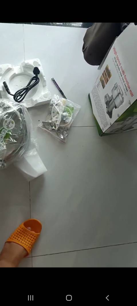 Giao hàng nhanh đúng như mô tả, máy khá chắc chắn. Nhưng nồi và thân máy hơi nghiêng chút không thẳng trục. Xay thử 1 phút thân nồi nóng do va đập mạnh. Linh kiện kèm theo đầy đủ. Khi bị hỏng có bảo hành cho người mua là ok.