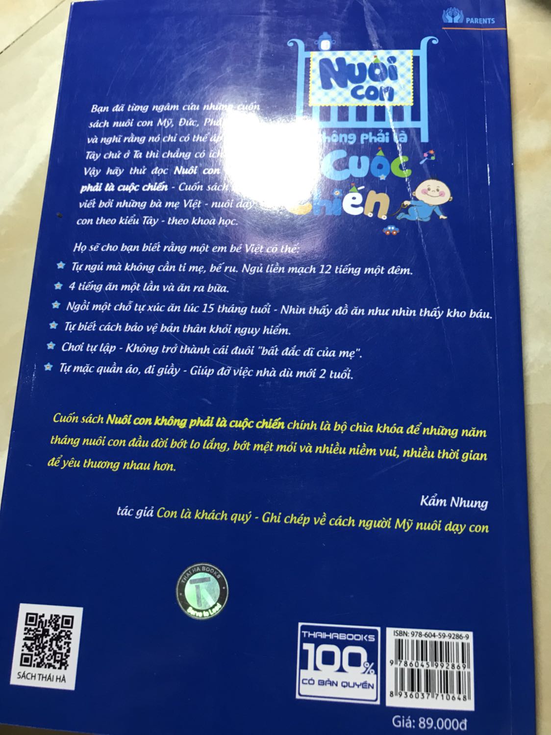 Trước giờ mua sách tại Tiki rất hài lòng. 
Đơn hàng lần này được đặt tối 03/04, được giao sáng ngày 04/04, giao hàng nhanh chóng. Tuy nhiên, lần này mua sách để tặng lại được Tiki giao sách cũ. 
1. Bìa có nếp gấp rất rõ
2. Trang sách có vết bẩn