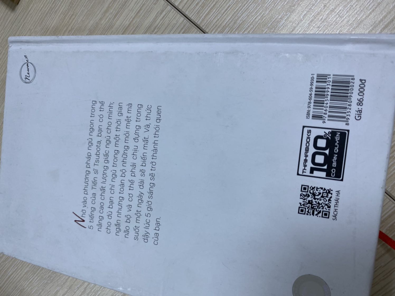 Chưa bàn đến nội dung, nhưng mua sách mới mà tiki giao đến sách cũ và nhìn rất dơ, bụi đen, sờ vào nhám tay và phía dưới còn li ti chấm đen nhìn rất bẩn và phản cảm. Không hiểu sao tiki có thể giao sản phẩm như vậy đến khách hàng được. Thật sự thất vọng.